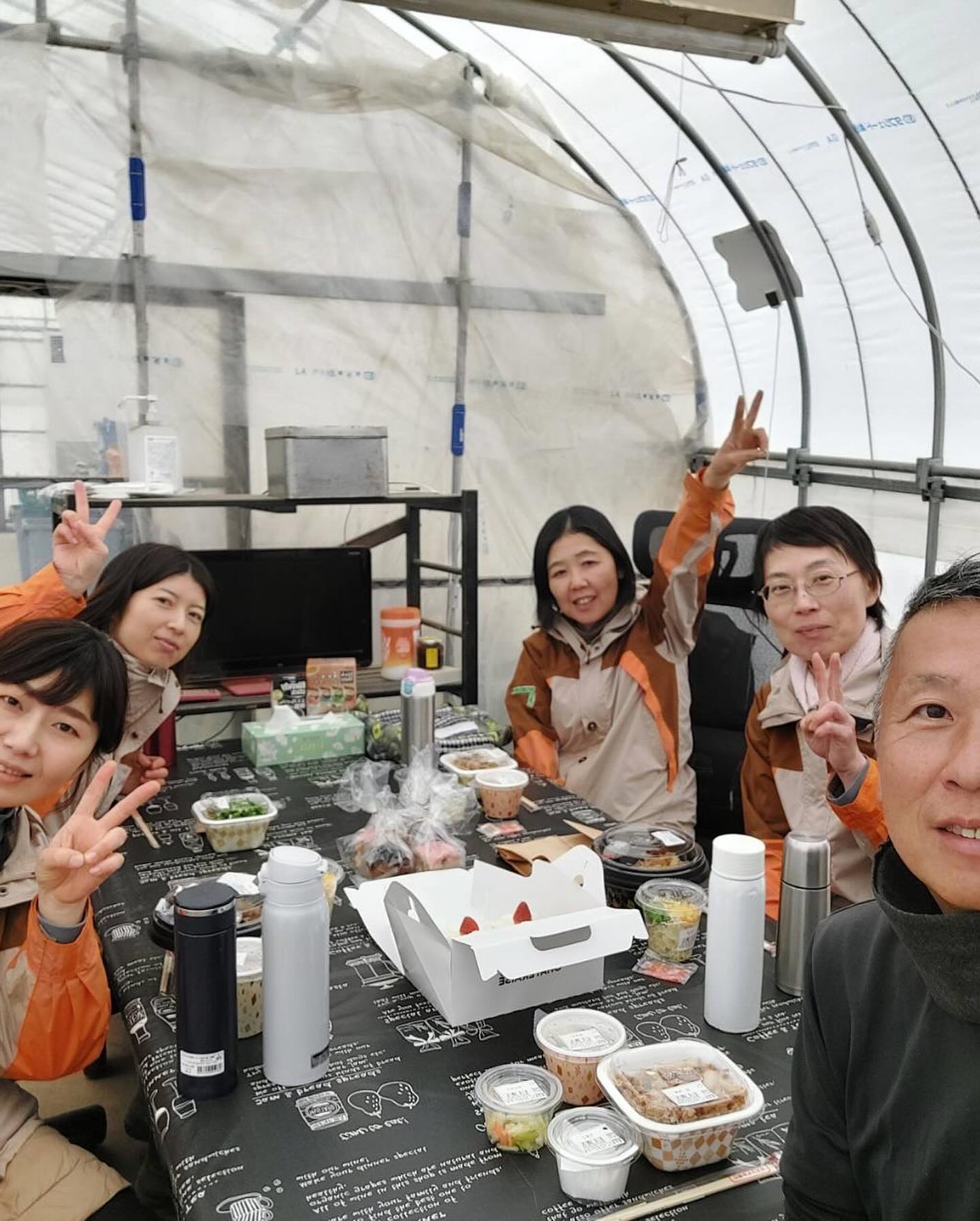 今日はたまのお楽しみランチ会でした🍽️今回はなんと！デザートにショートケーキがケーキを見た瞬間に全員の目がキラキラっとなりましたよ#たぐちファーム#出雲市斐川町#楽しいランチ#ショートケーキ#牛丼